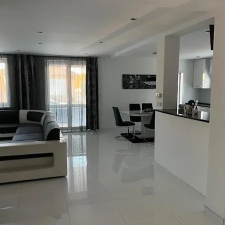 Apartment Max